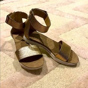Never worn Adrienne Vittadini sport sandal 8
